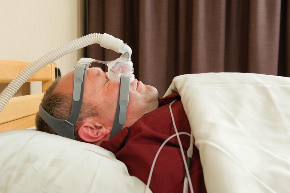 Patiënt met CPAP-apparaat tegen slaapapneu