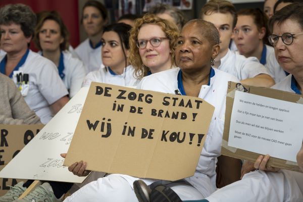 Verpleegkundigen demonstreren voor een betere cao ziekenhuizen.