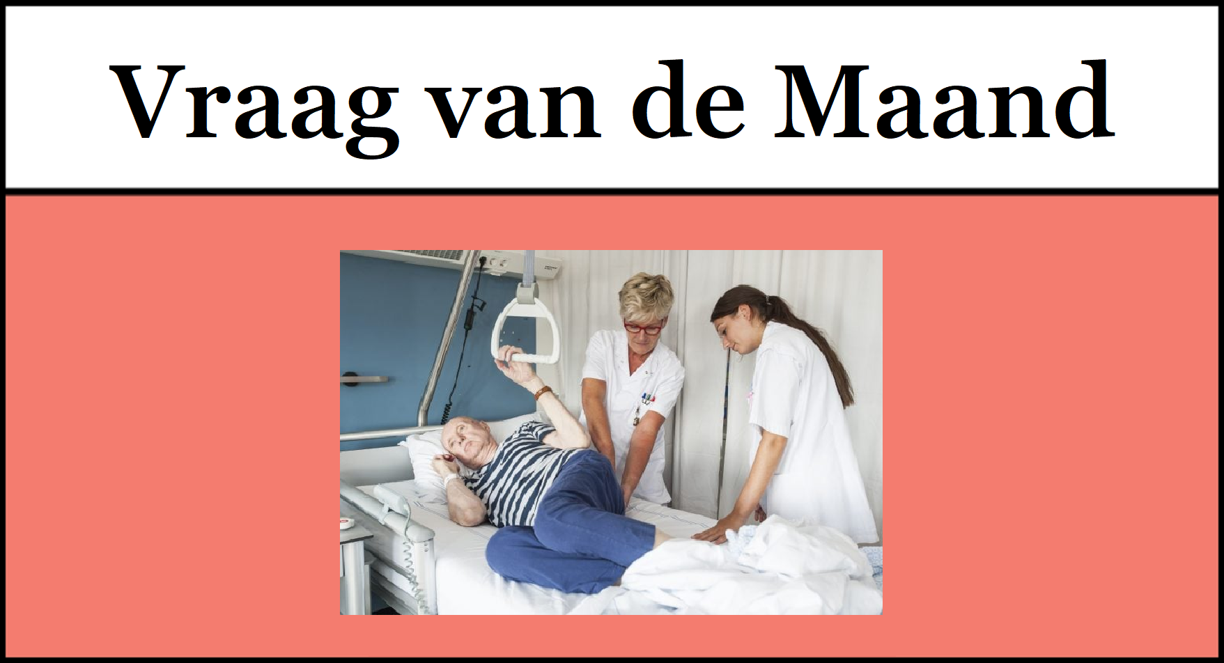 Twee verpleegkundigen controleren aan het bed de decubitusplekken van een patiënt.